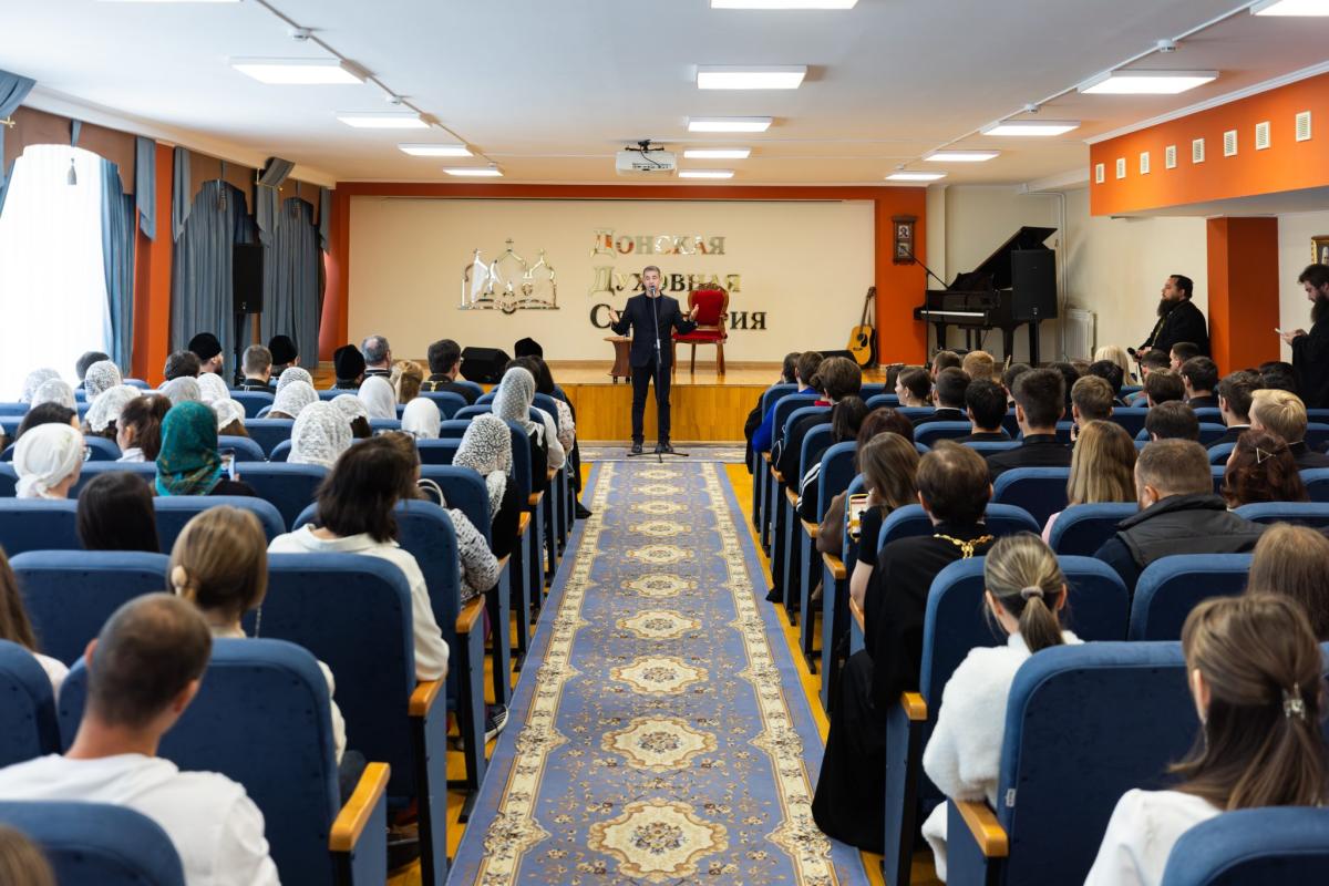 СТУДЕНТЫ ИСИР ЮФУ НА ТВОРЧЕСКОЙ ВСТРЕЧЕ С ДМИТРИЕМ ПЕВЦОВЫМ